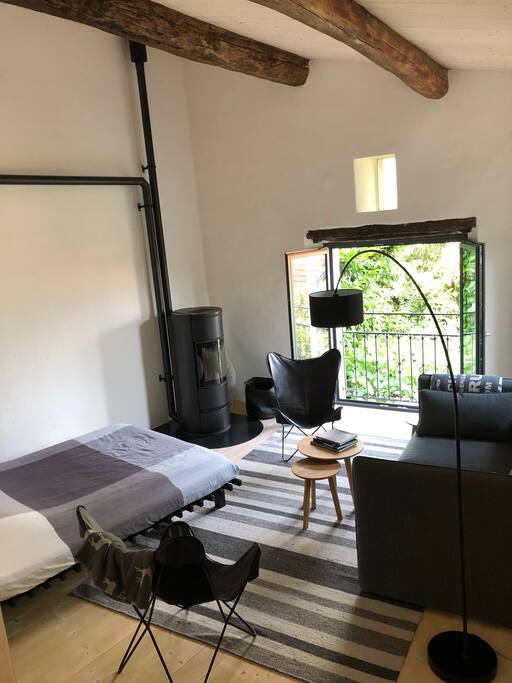 Schlaf-/Wohnzimmer mit Ofen