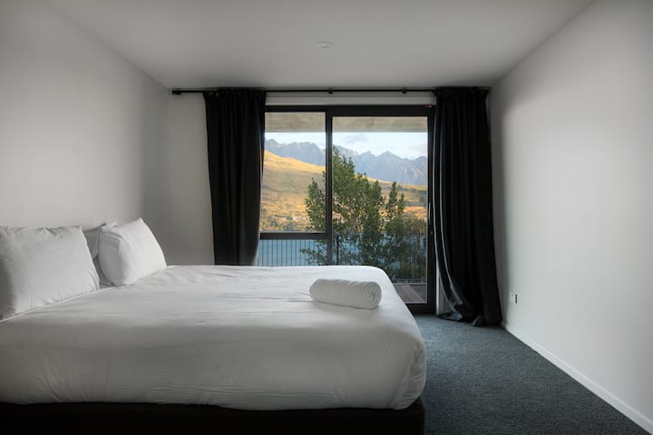 חדר שינה לאורחים, עם מצעים יוקרתיים, חימום תת רצפתי וארון בגדים. 