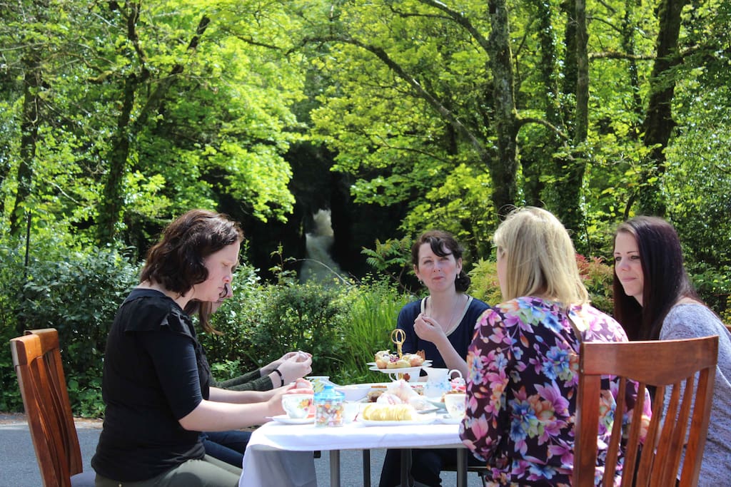 Guests dining outdoors