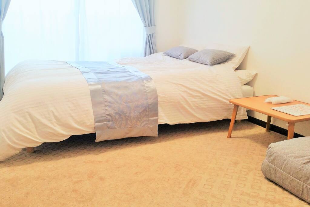 1doublebed。1small desk