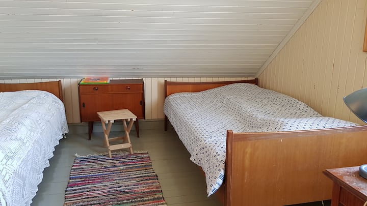 Soverom 2 med en enkeltseng og en 120-seng. Litt korte senger så en bør ikke være så mye lengre enn 180 for å ha god plass. Utsikt mot havet