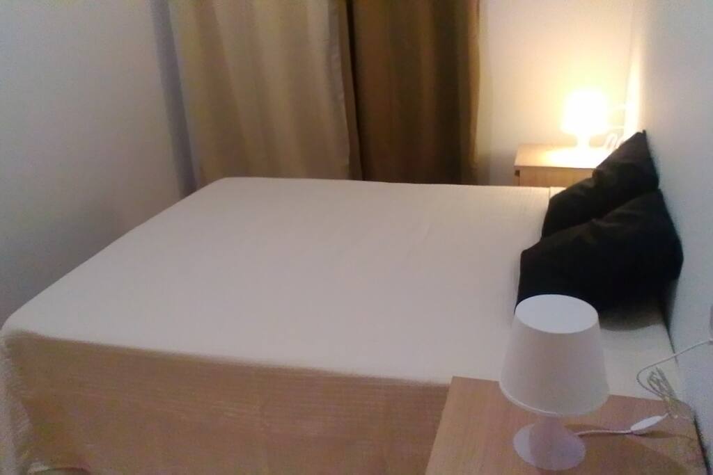 Habitación con cama de matrimonio