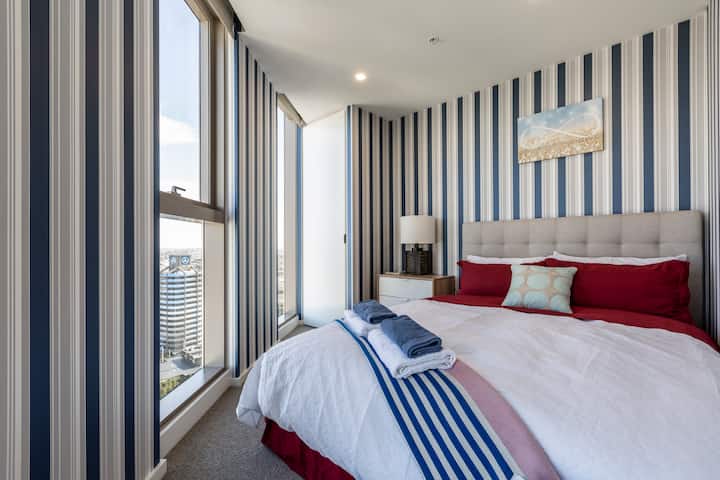 מיטת קווין סייז עם המזרן היוקרתי הטוב ביותר, סטים רכים במיוחד של מצעים全新双层床垫及床垫保护套（）