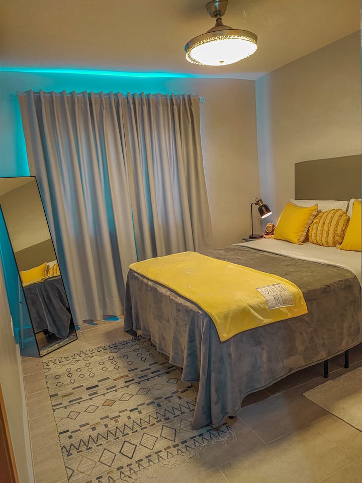 غرفة رئيسية مع مكيف هواء