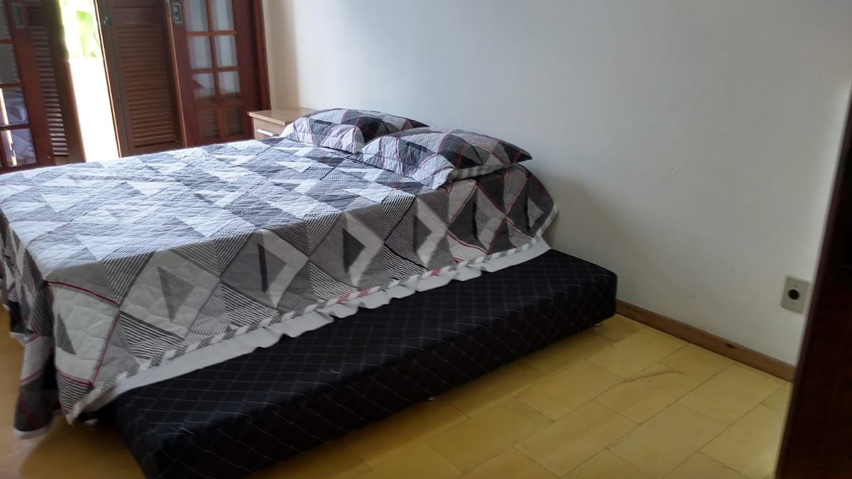 chumba cha kulala cha 3 kilicho na kitanda cha mtu mmoja msaidizi