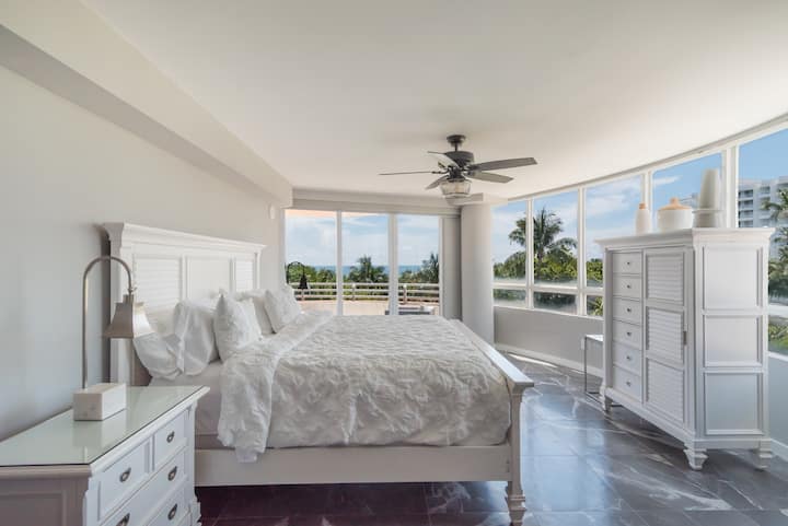 ห้องนอนใหญ่พร้อมหน้าต่างพาโนรามาและวิวทะเล