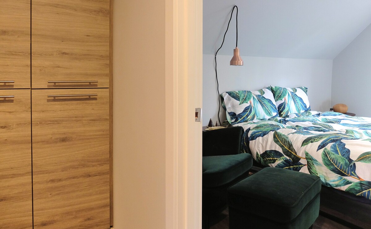 Აირჩიეთ მეორე სართულის ორი საძინებლიდან.