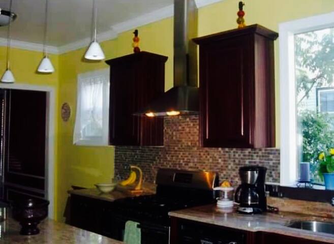 Beautiful Colonial near NYC! gallery image 2