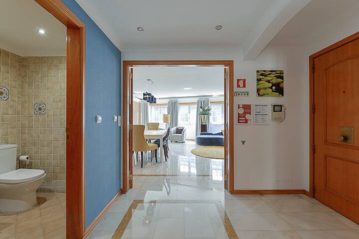 Deluxe duplex in prime location gallery image 2