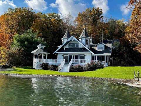 Private lakefront estate with breathtaking views