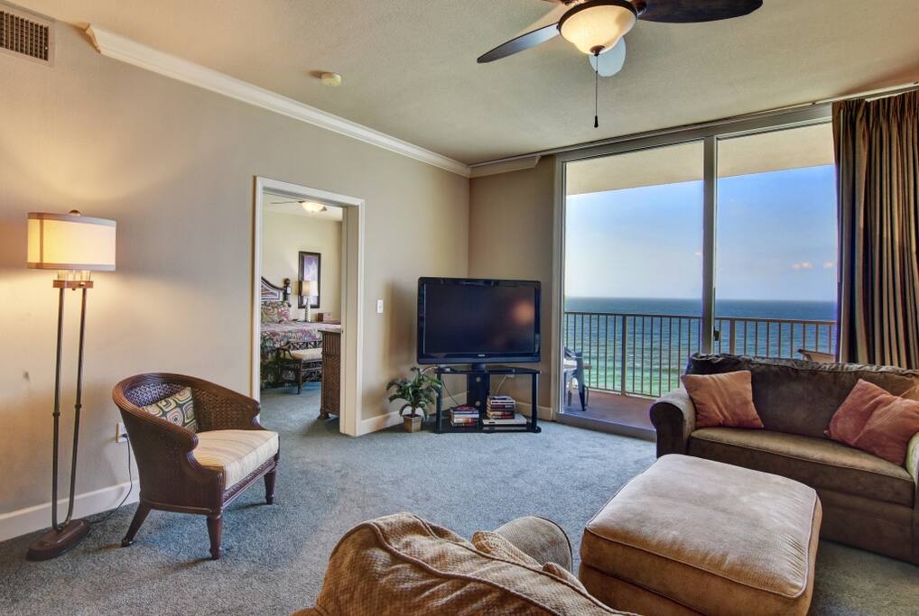 Couch,Furniture,Chair,Indoors,Room
