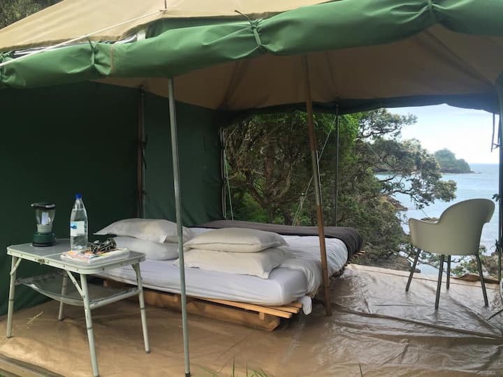 Палатката за глемпинг „ Западното крило“ има две от тези, напълно обзаведени и двете с красиви гледки 