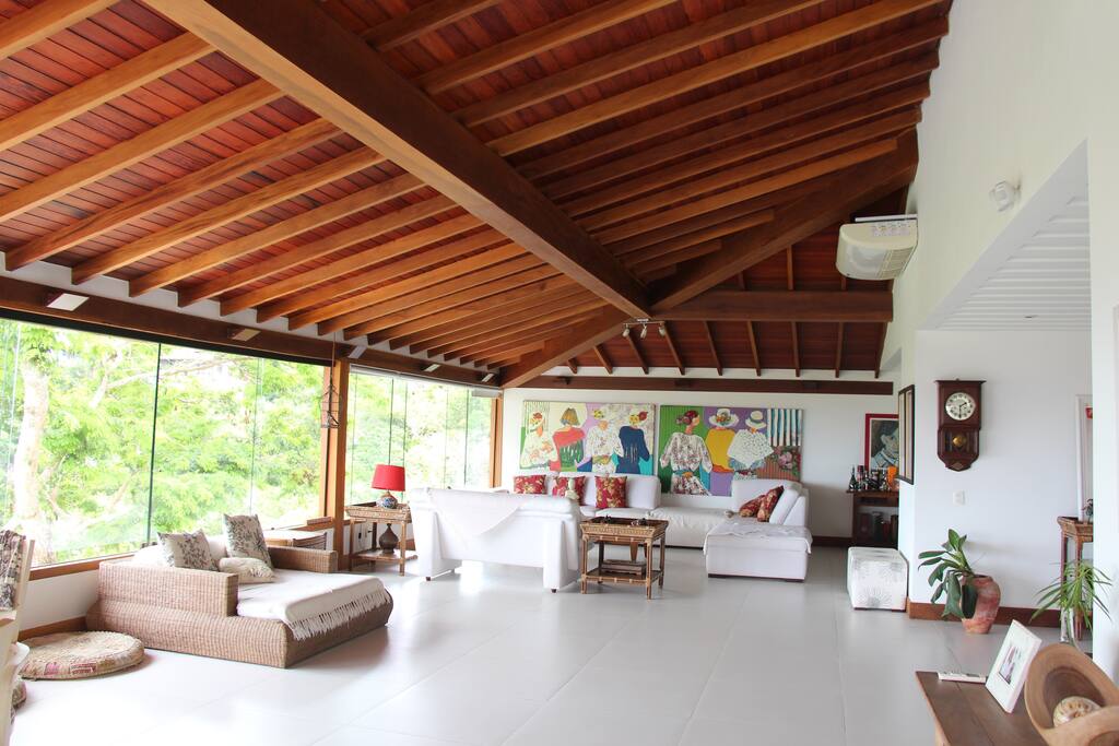Sala de estar com dois amibiente e ar condicionado.