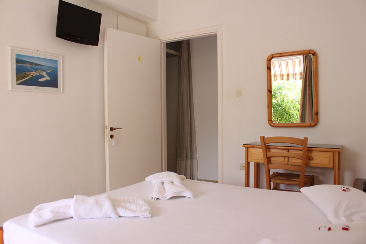 غرفة النوم الأولى (سرير مزدوج واحد)