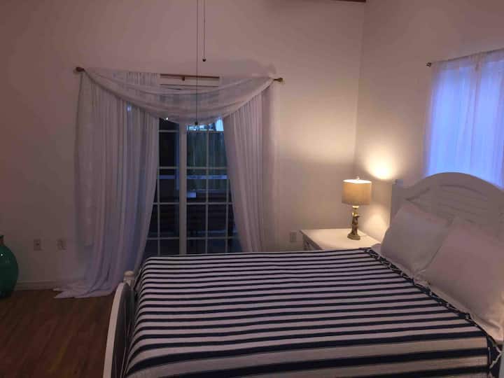 ห้องนอนที่ 2 มีระเบียงส่วนตัวด้านหลังตู้เสื้อผ้าแบบเดินเข้าได้และห้องน้ำในตัวที่มีห้องน้ำเต็มรูปแบบ