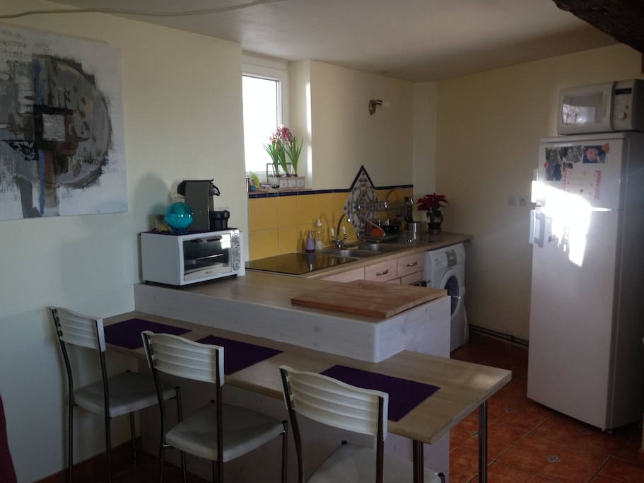 Pièce principale à l'entrée. Cuisine équipée