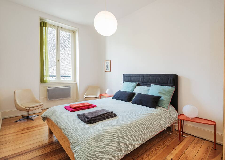 Chambre 1 donnant sur la cour intérieure