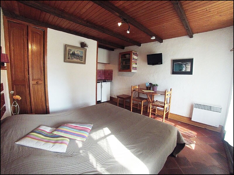 غرفة نوم بمطبخ صغير