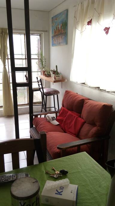 Living comedor con barra desayunador.