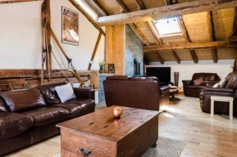 Bronziers, authentic alpine chalet (16p, sauna)