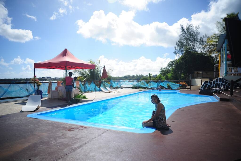 Piscine avec vue sur mer