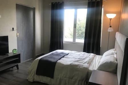 Habitación Independiente cerca de UANL muy bonita!