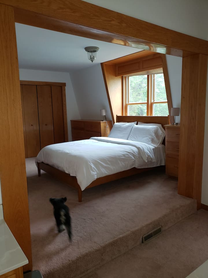 主卧标准双人床，带电视