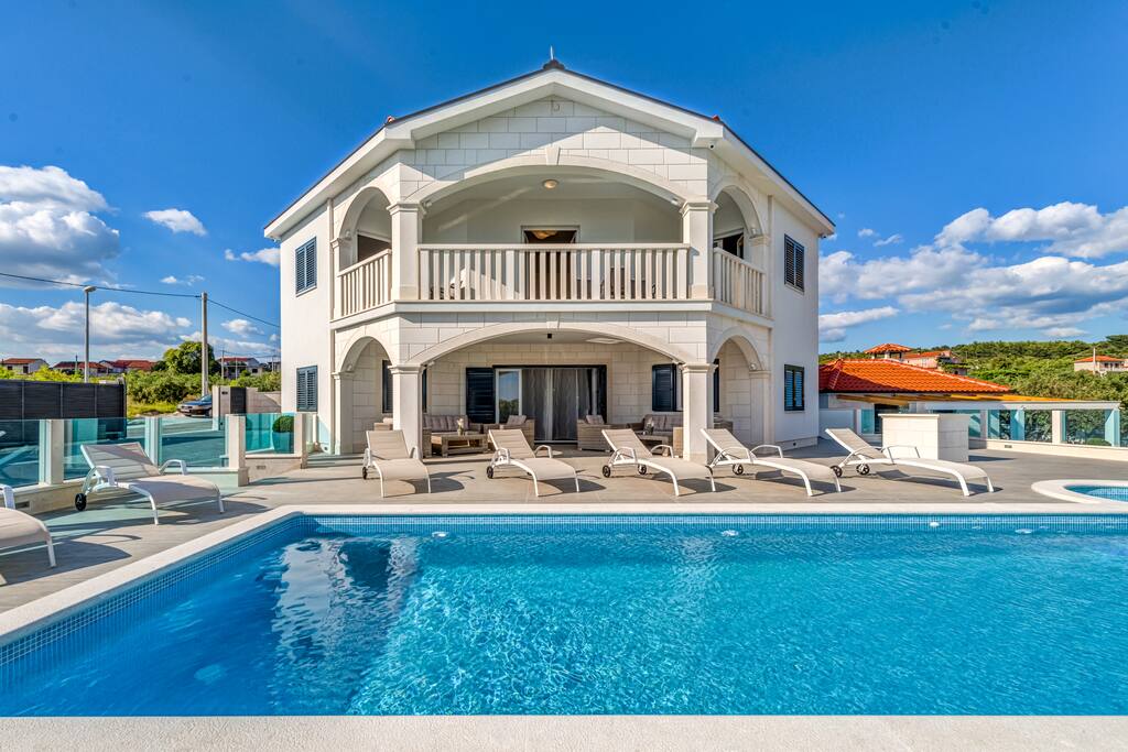 4 Bedrooms, 4 Bathrooms