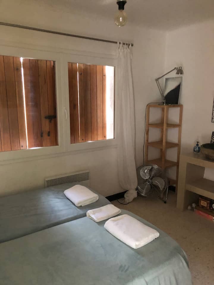 غرفة نوم بسريرين مفردين ومغسلة خاصة. 