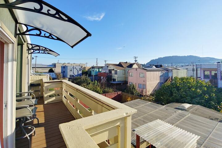 Balcony, 2 Rooms, 3 Beds, Kitchen, Free Parking,🚉