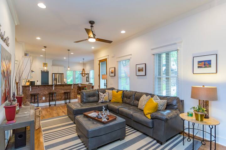 Stunning Modern Retreat -4BD/2.5BTH- 8 min d'town