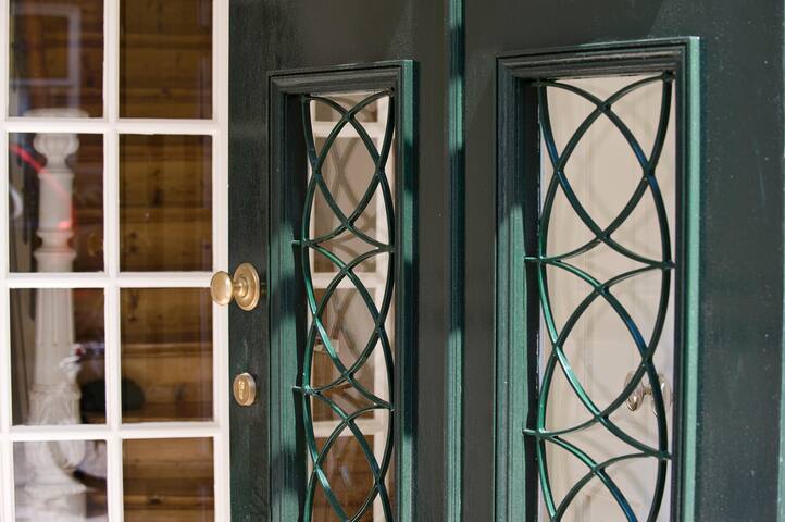 Luxurious townhouse close to centre, park & beach gallery image 4