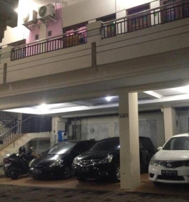 Parkiran Mobil dan Motor