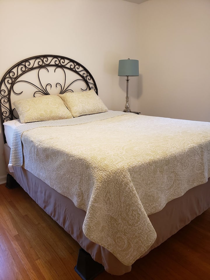 سرير كوين مريح مع غطاء علوي من الإسفنج المرن وملاءات عالية السلسلة.