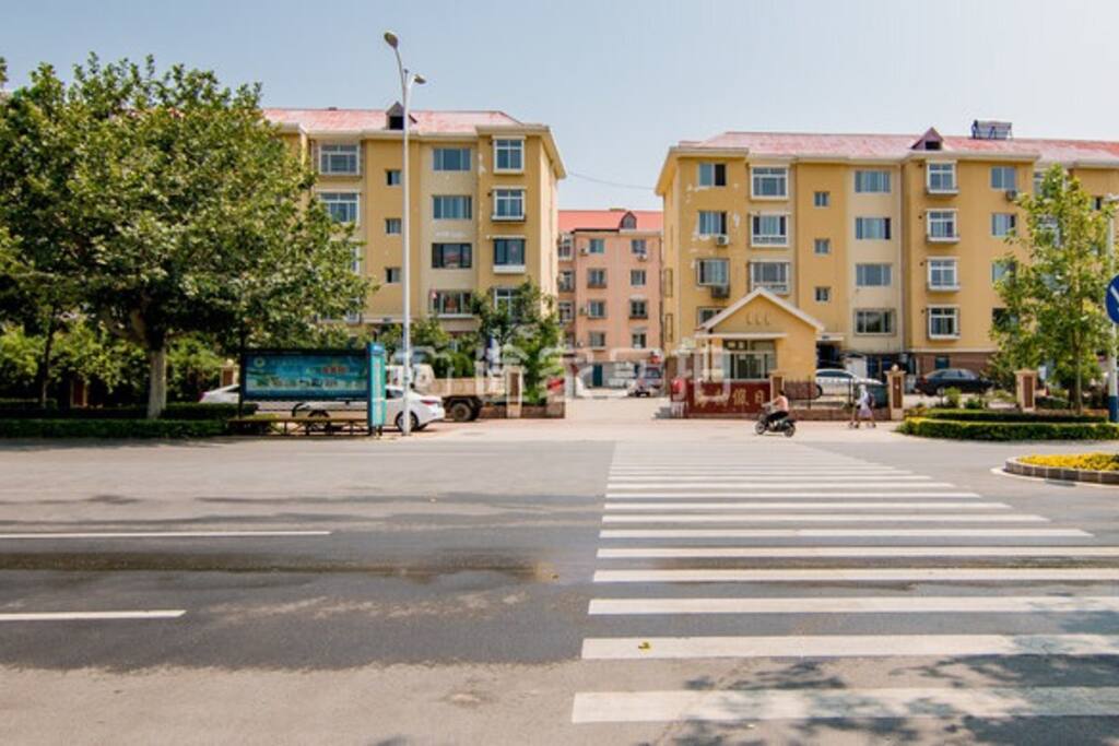 地址:海韵假日二区。紧邻全国著名的奥林匹克大道公园。鸽子窝、长城号游船、碧螺塔酒吧公园、野生动物园等近在咫尺。