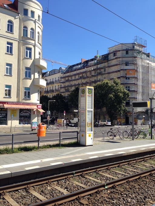 Exit at this M10 Tram-Station and walk only 80 meters on the left side of that sideroad...