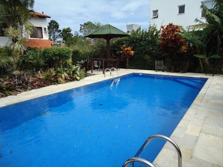 Piscina de 4x8 metros, com profundidade variável.