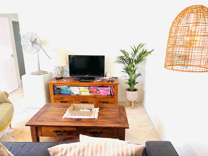 Peaceful Poolside Living 1km From The Beach - Stirling