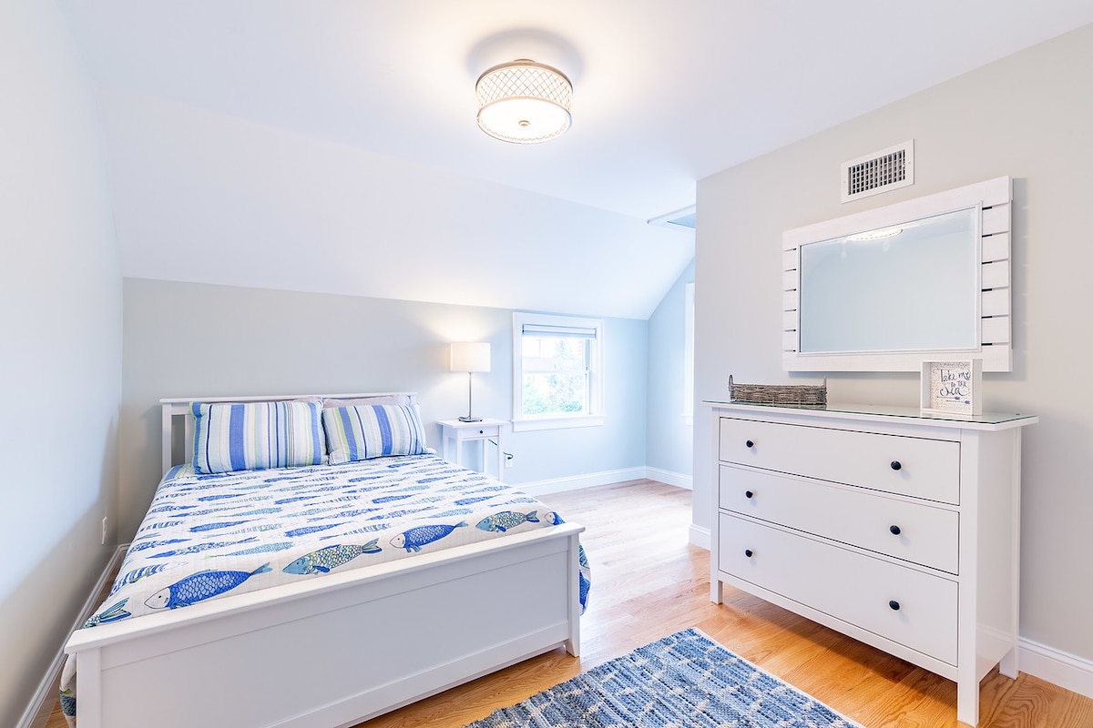 Kitanda maradufu na trundle moja.