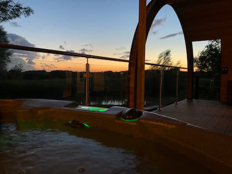 The Hideaway with Hot tub - In the Cotswolds.