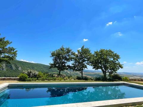 Luxury Retreat in the Tuscan Hills