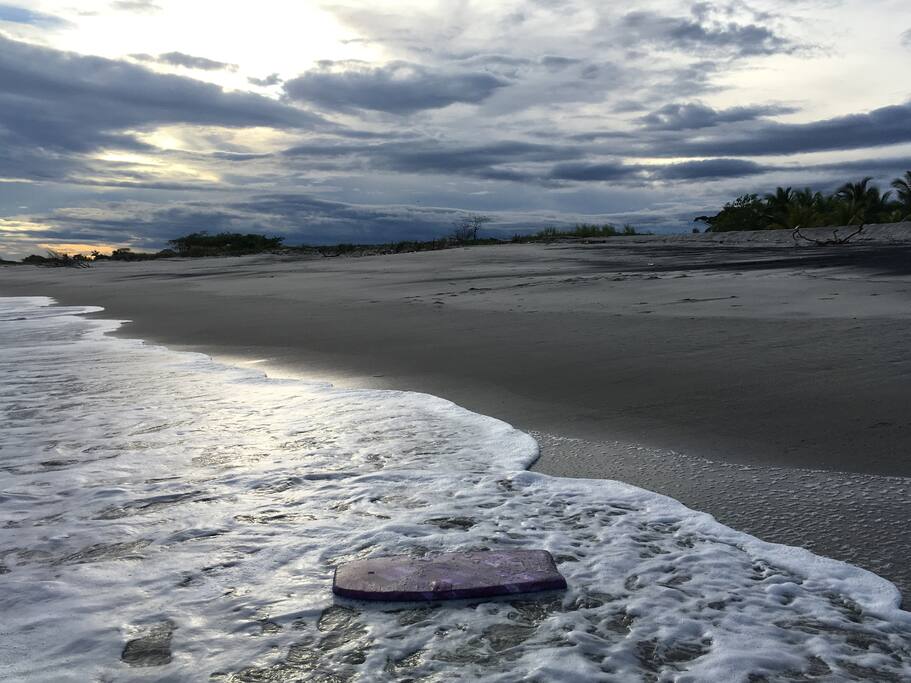 Con acceso directo a la playa desde el patio trasero de la casa. Es una playa tranquila y muy amplia para disfrutar en familia y crear bellos recuerdos!