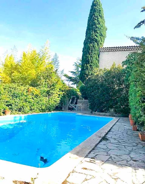 Family home with large pool in Provence