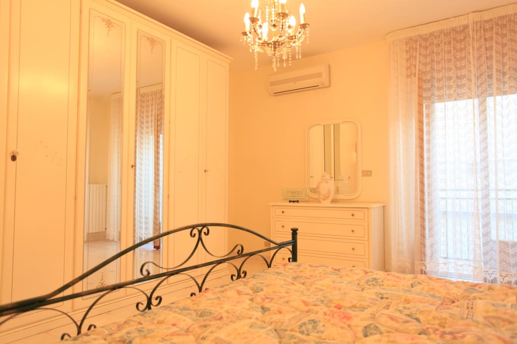 Stanza Matrimoniale con Piccolo Bagno Privato e Balconcino