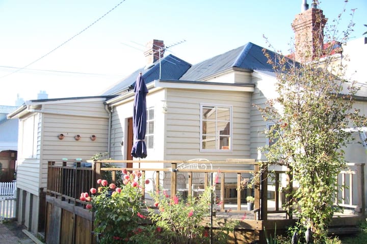 Cosy Heritage Listed Cottage Houses For Rent In Sandy Bay