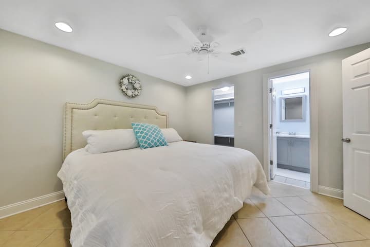 Dhomë gjumi master që tregon dollapin dhe banjë private 