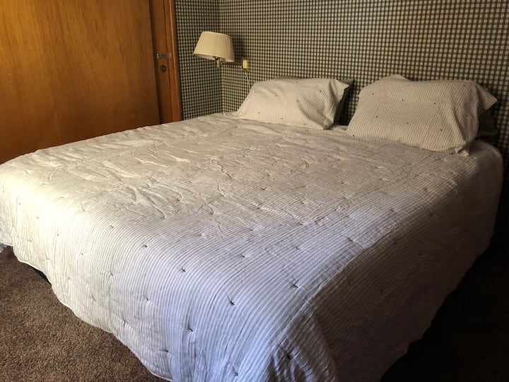 Druhá spálňa - manželská posteľ King s novým matracom, ktorý poskytuje skvelú noc na spanie! Dvojposteľ (nezobrazuje sa).