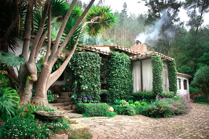 Finca La Mara, Colonial House with Forest