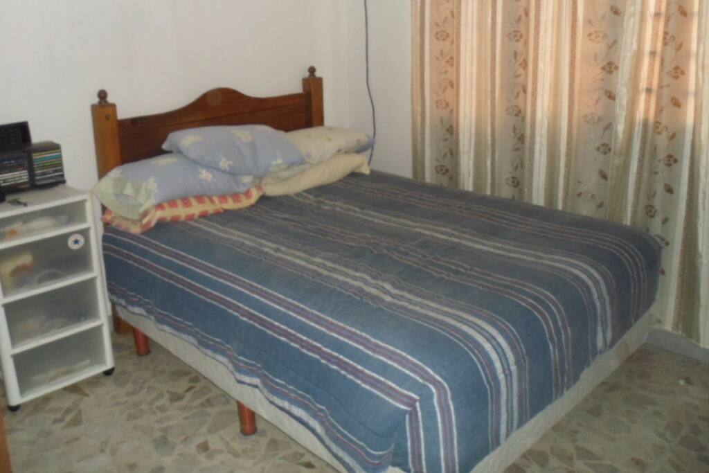 Amplia recamara con una cama tamaño queen.