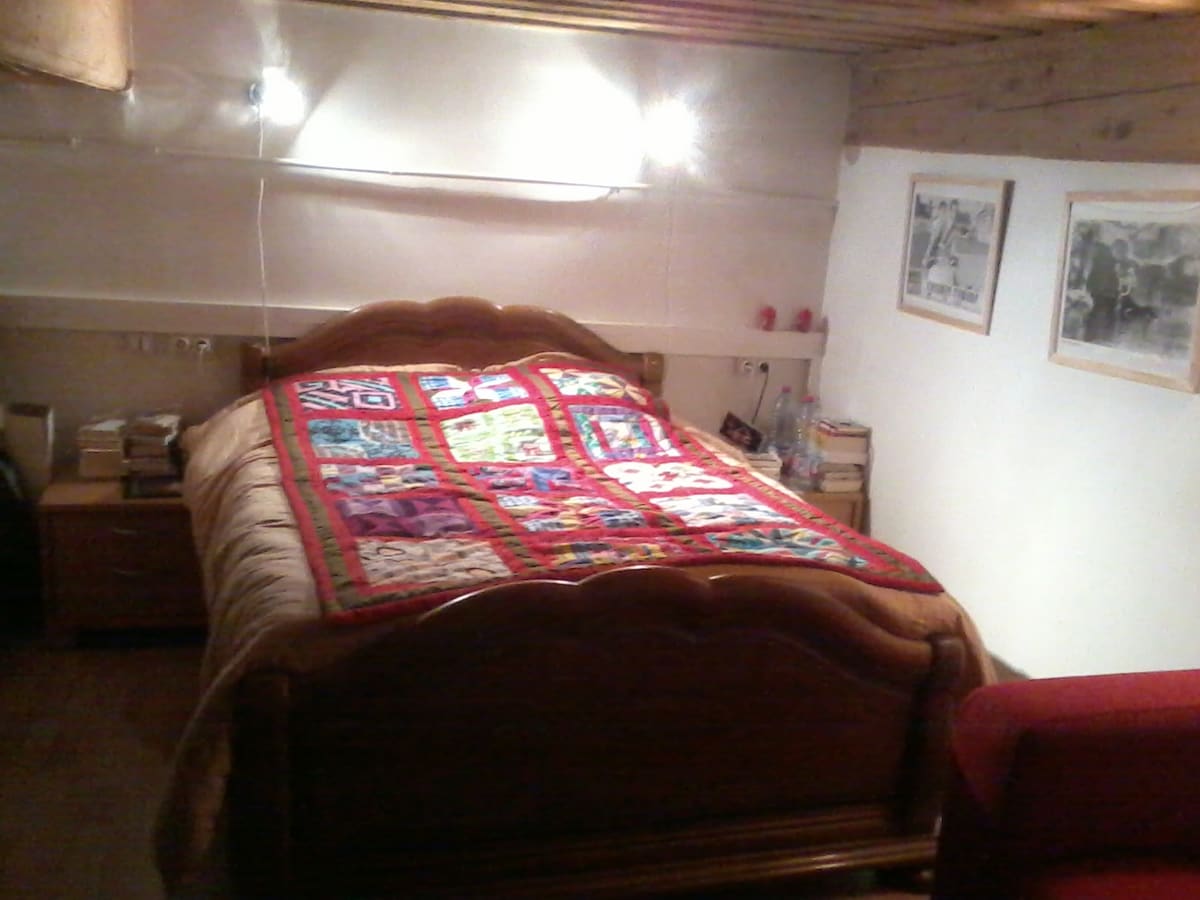 Veľká príjemná izba na poschodí, tichá a s absolútnym šarmom (francúzske trámy...). 